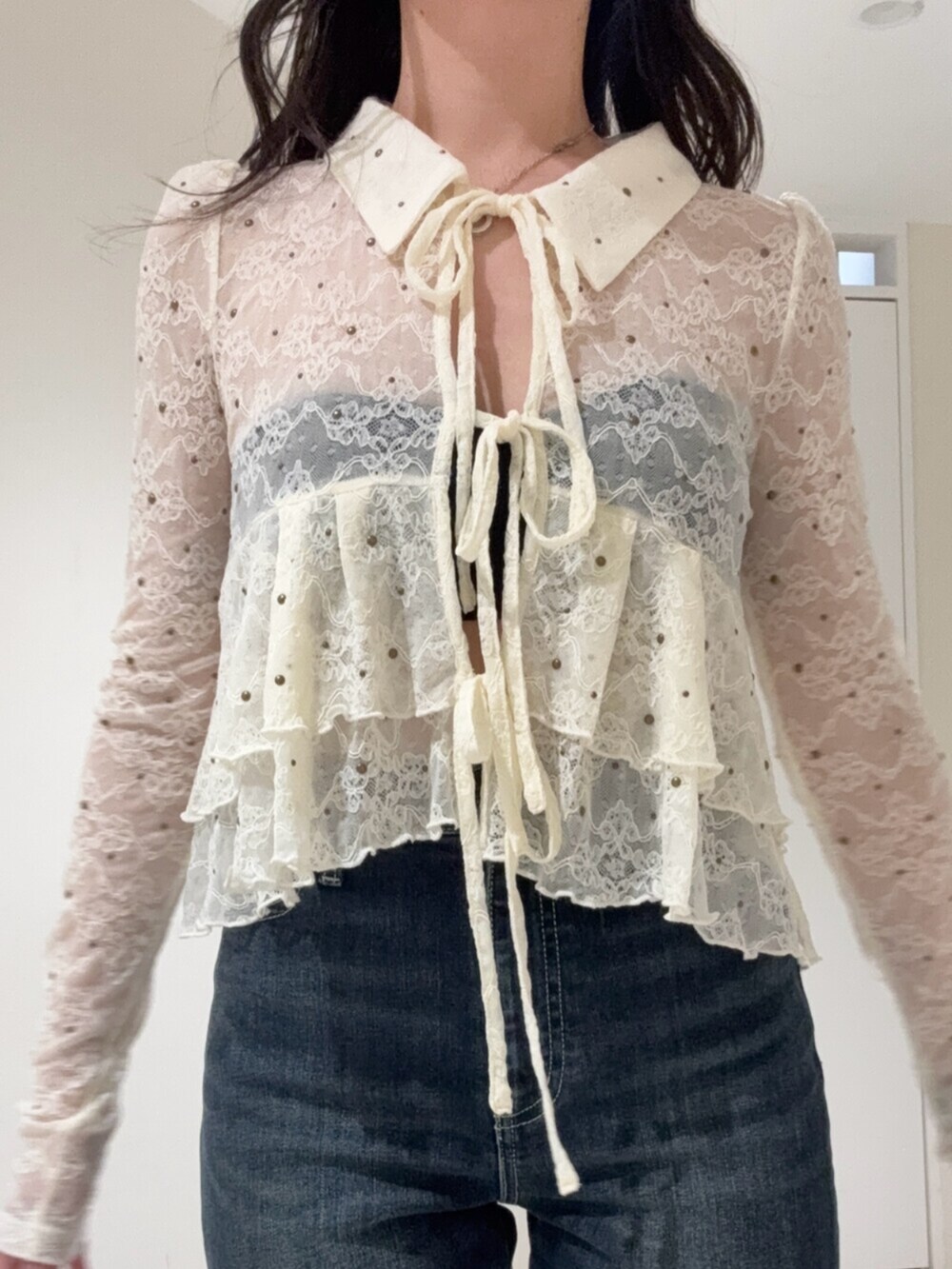 ブラック系のサンダル、ブルー系のデニムパンツ、ホワイト系のシャツ/ブラウスを着用したレディースの春コーディネートの4枚目の写真