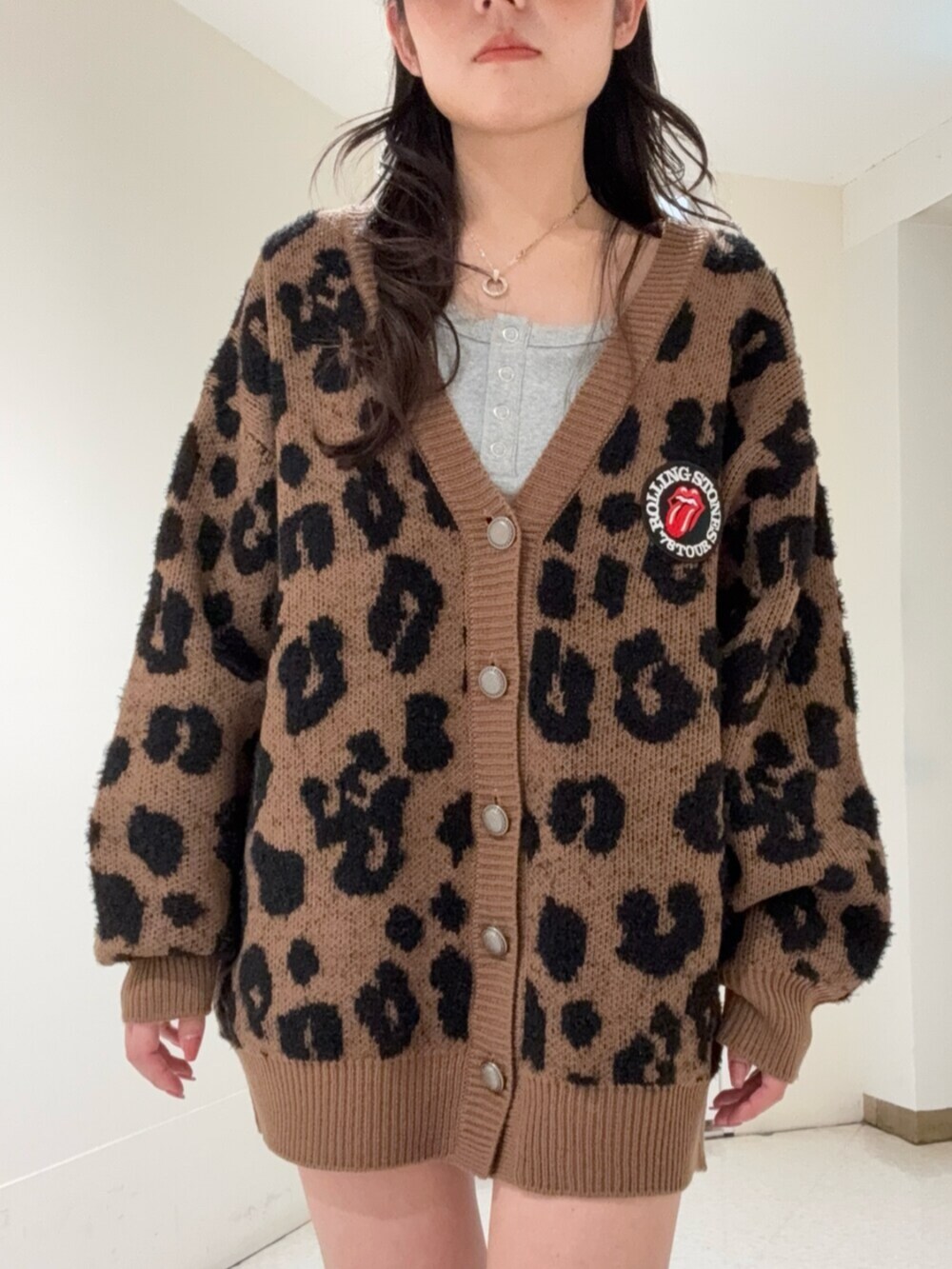 ブラック系のブーツ、ブルー系のデニムパンツ、ブラウン系のカーディガン/ボレロを着用したレディースの冬コーディネートの4枚目の写真