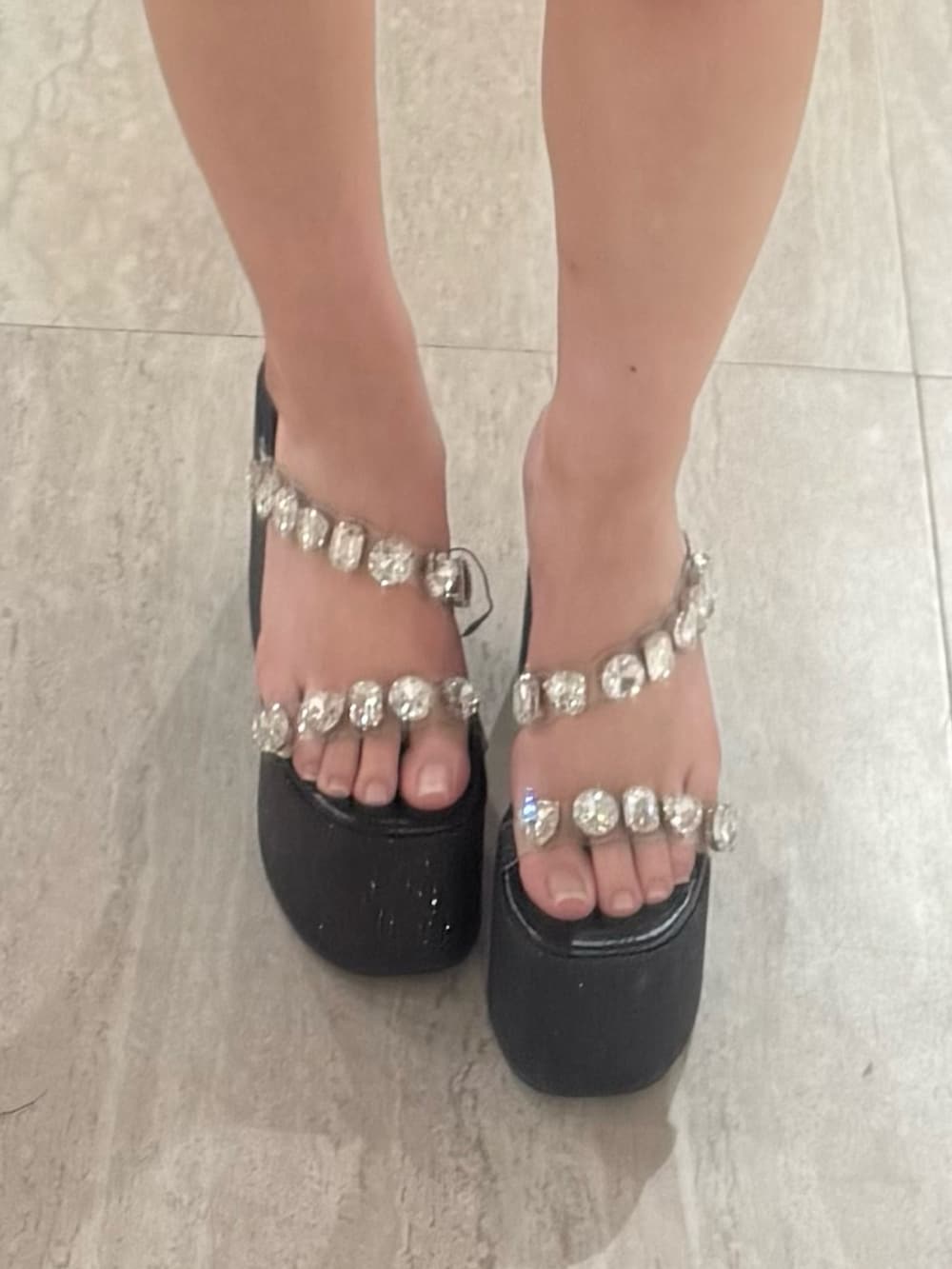 ブラック系のタンクトップ、ブルー系のデニムパンツ、ブラック系のサンダルを着用したレディースの夏コーディネートの6枚目の写真