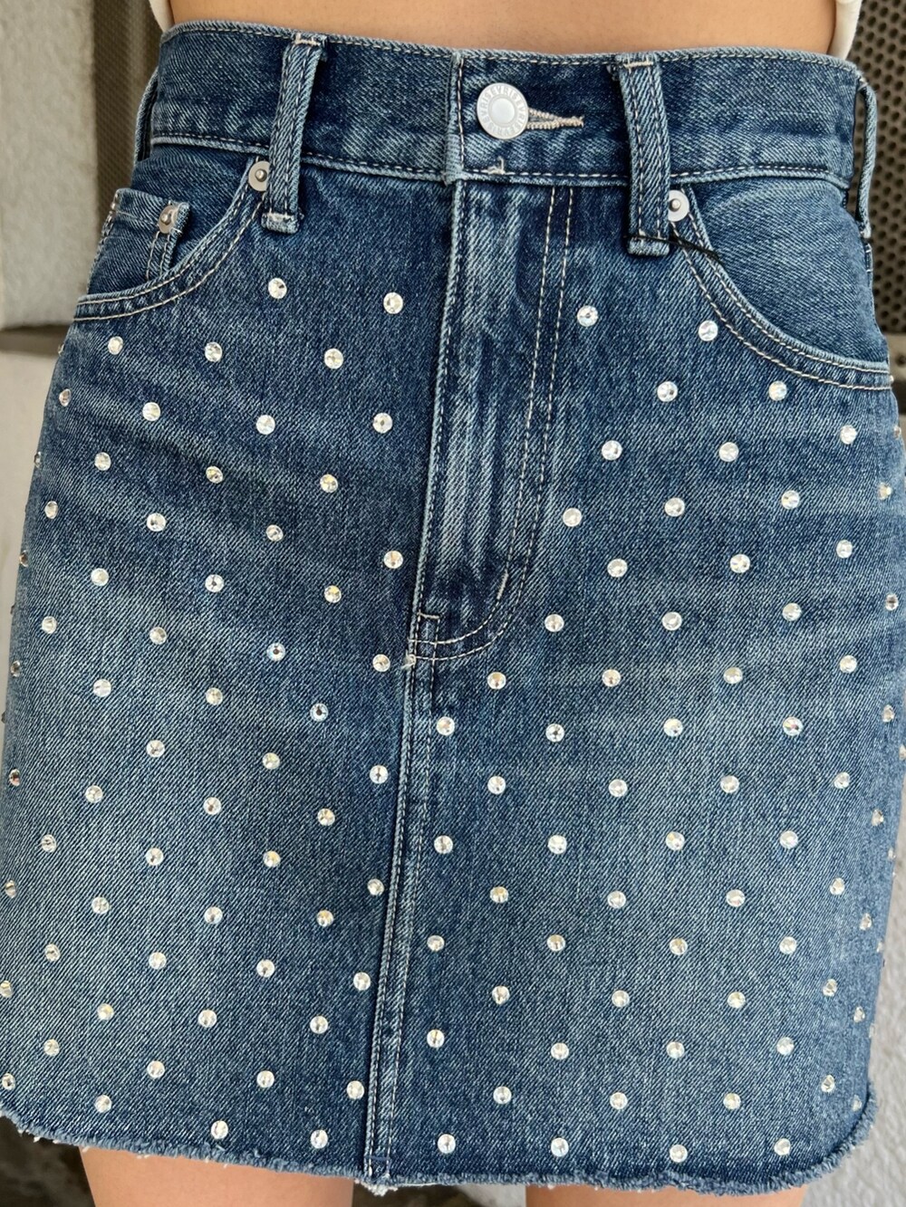 ブルー系のデニムスカート、ブルー系のシャツ/ブラウス、ホワイト系のショルダーバッグを着用したレディースの春コーディネートの8枚目の写真