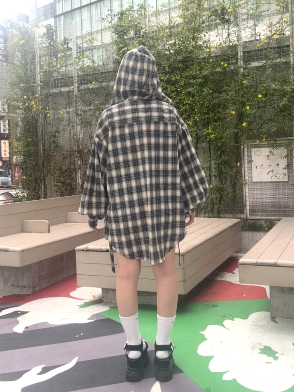 ブルー系のシャツ/ブラウス、ブラック系のサンダル、ホワイト系のTシャツ/カットソーを着用したレディースの春コーディネートの3枚目の写真