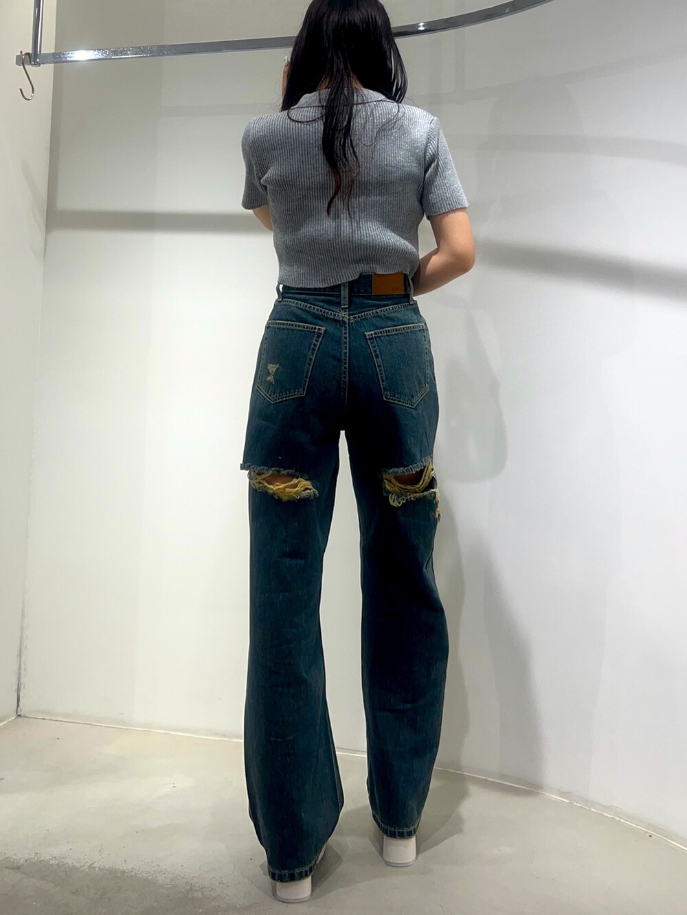 ブルー系のデニムパンツ、ホワイト系のサンダル、グレー系のニット/セーターを着用したレディースの夏コーディネートの3枚目の写真