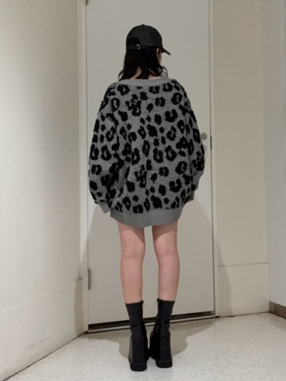 ブラック系のブーツ、ブルー系のデニムパンツ、グレー系のカーディガン/ボレロを着用したレディースの冬コーディネートの3枚目の写真