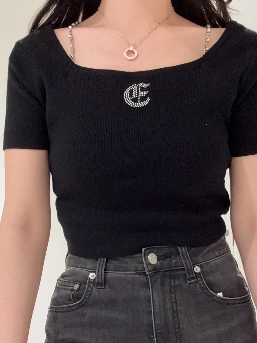 ブラック系のデニムパンツ、ブラック系のブーツ、ブラック系のニット/セーターを着用したレディースの春コーディネートの4枚目の写真