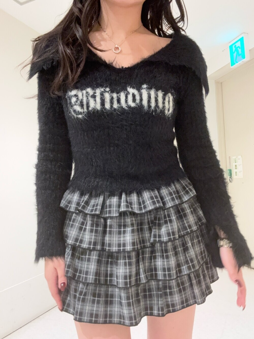 ブラック系のブーツ、ブラック系のスカート、ブラック系のニット/セーターを着用したレディースの冬コーディネートの4枚目の写真