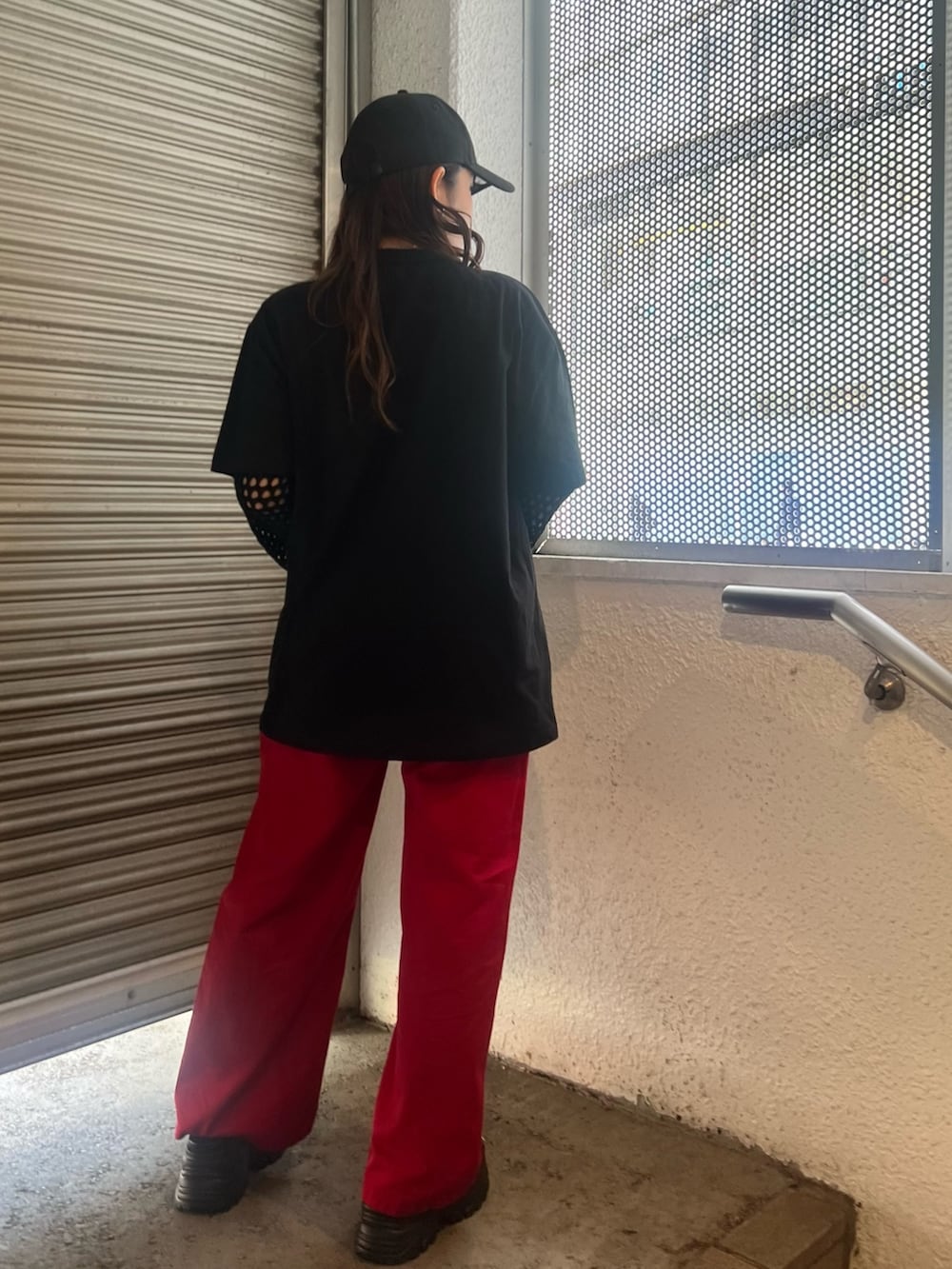 ブラック系のその他パンツ、ブラック系のニット/セーター、ブラック系のTシャツ/カットソーを着用したレディースの春コーディネートの5枚目の写真