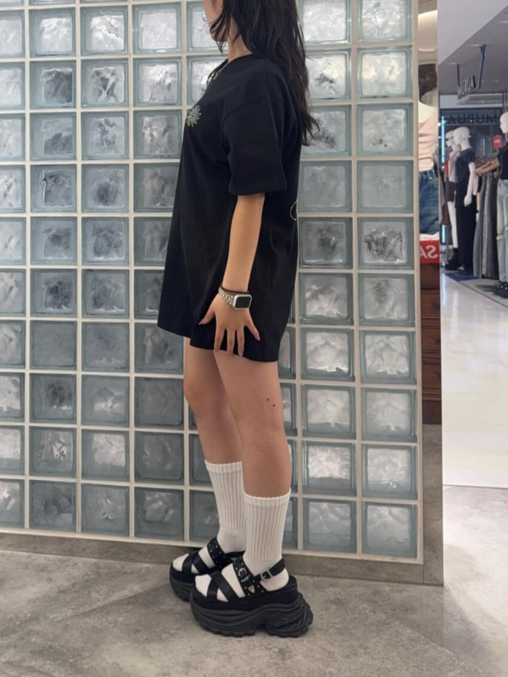 ブラック系のサンダル、ブラック系のTシャツ/カットソーを着用したレディースの夏コーディネートの2枚目の写真