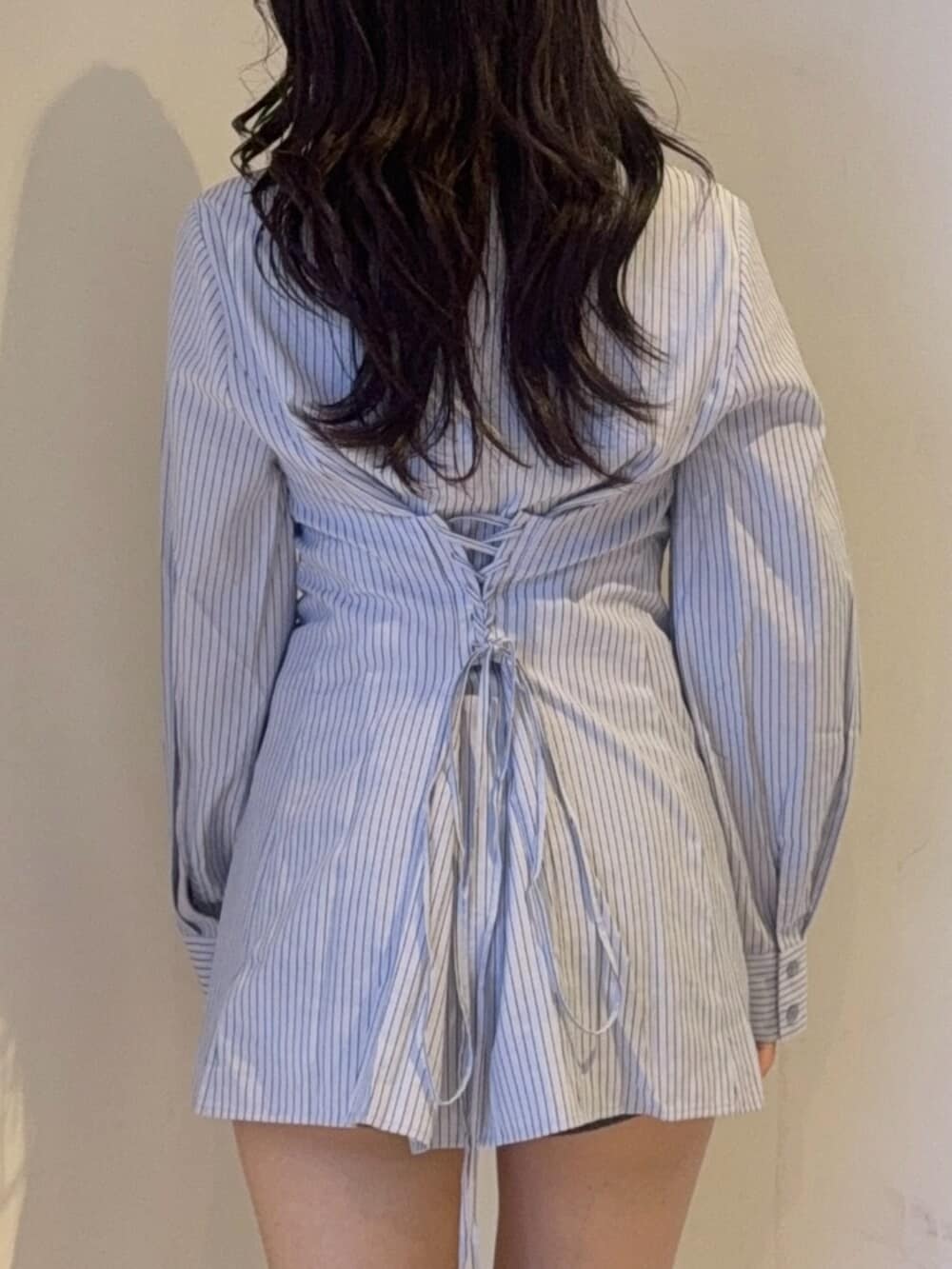 ブルー系のその他パンツ、ブラック系のブーツ、ブルー系のシャツ/ブラウスを着用したレディースの夏コーディネートの5枚目の写真