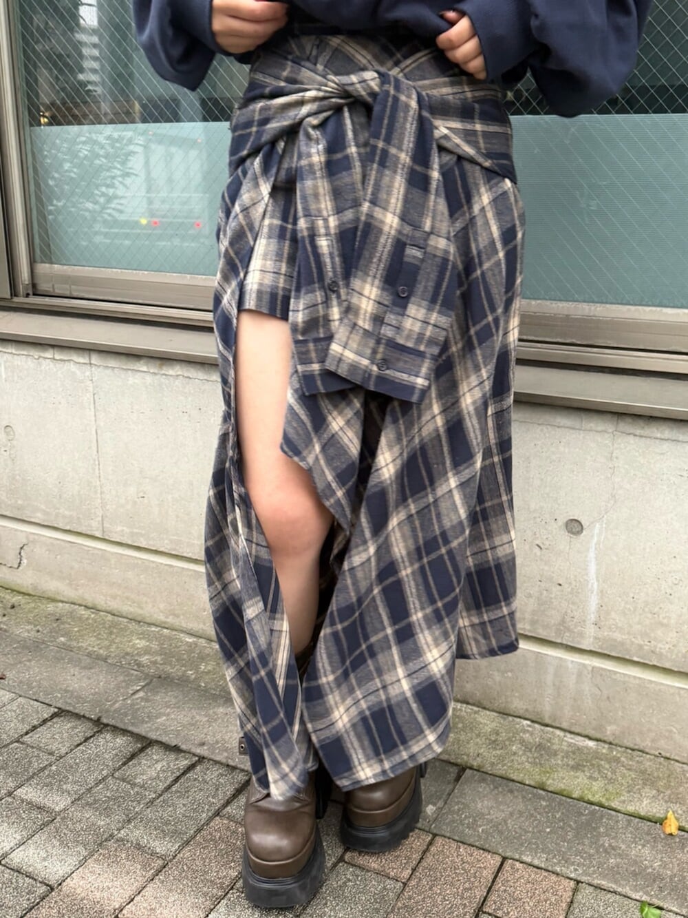 ブルー系のスカート、ブルー系のパーカー、ブラウン系のブーツを着用したレディースの秋コーディネートの4枚目の写真