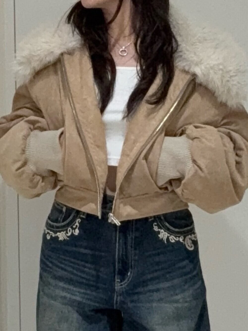 ブルー系のデニムパンツ、ベージュ系のスリッポン、ベージュ系のブルゾンを着用したレディースの秋コーディネートの4枚目の写真