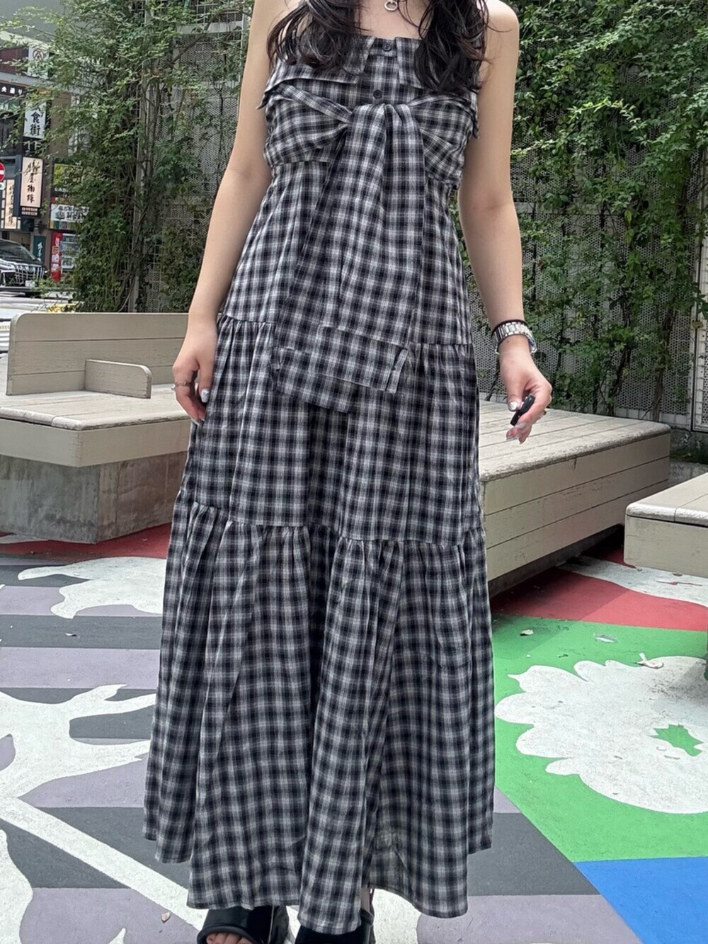 ブラウン系のサンダル、その他のワンピースを着用したレディースの夏コーディネートの4枚目の写真