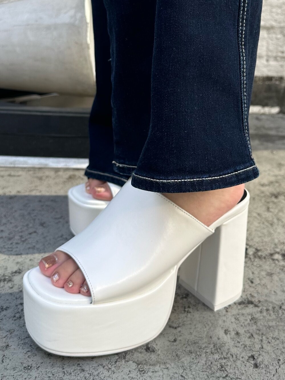 ブルー系のつなぎ/オールインワン、ホワイト系のサンダル、ブラック系のハンドバッグを着用したレディースの夏コーディネートの7枚目の写真