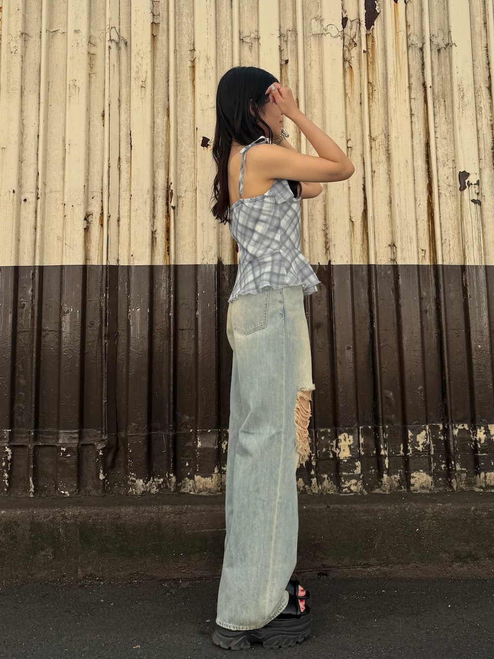 ブラウン系のサンダル、ブルー系のデニムパンツ、ブルー系のキャミソールを着用したレディースの夏コーディネートの2枚目の写真