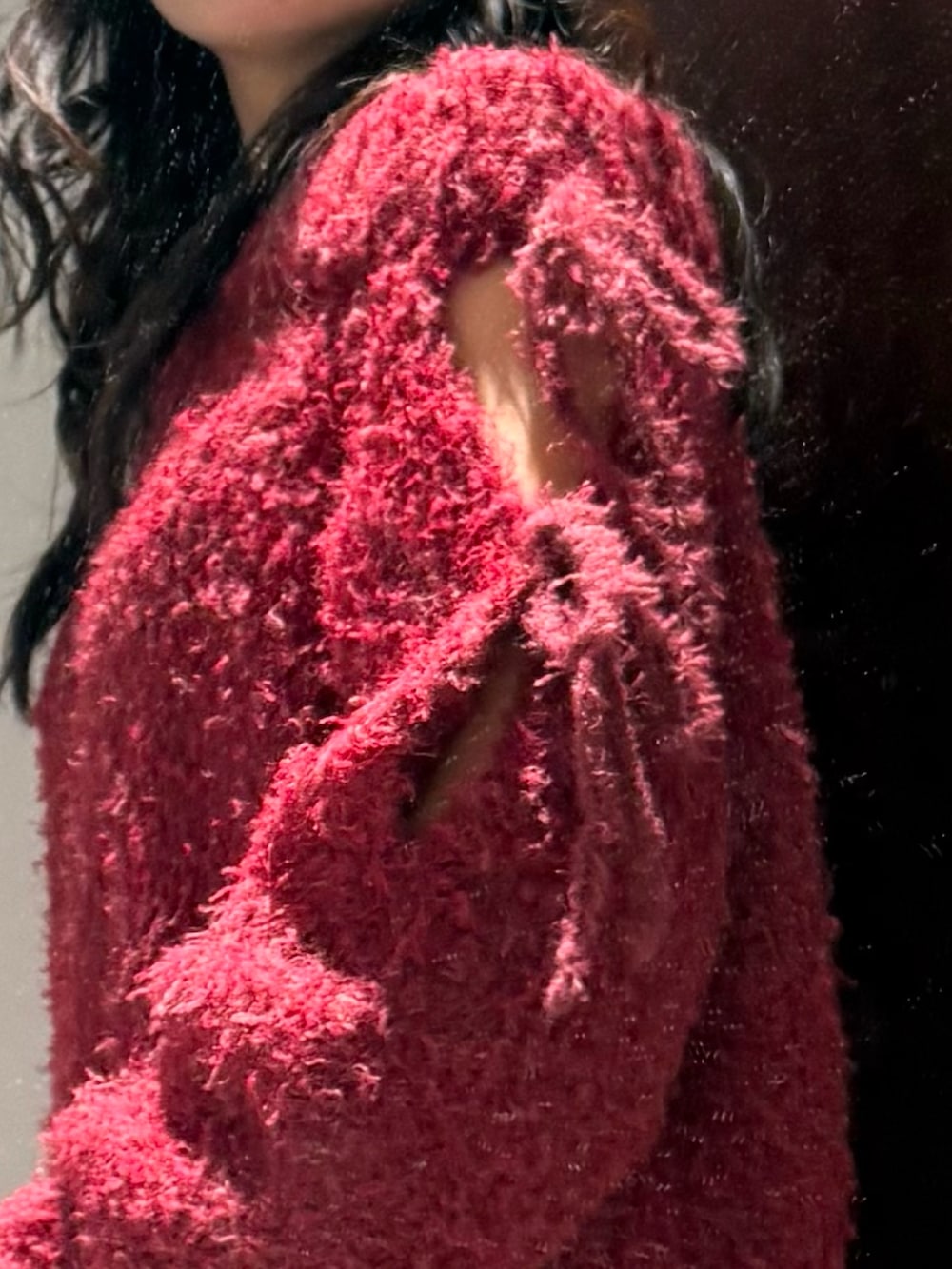 レッド系のワンピース、ブラック系のブーツを着用したレディースの秋コーディネートの5枚目の写真