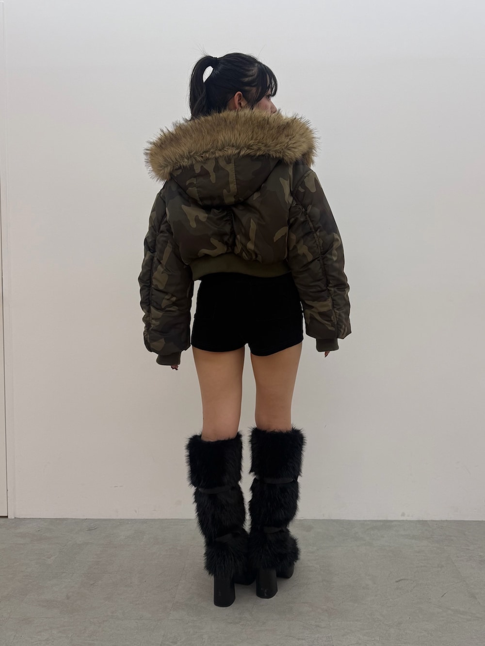 その他のブルゾン、ブラック系のその他パンツ、ブラック系のブーツを着用したレディースの秋コーディネートの3枚目の写真