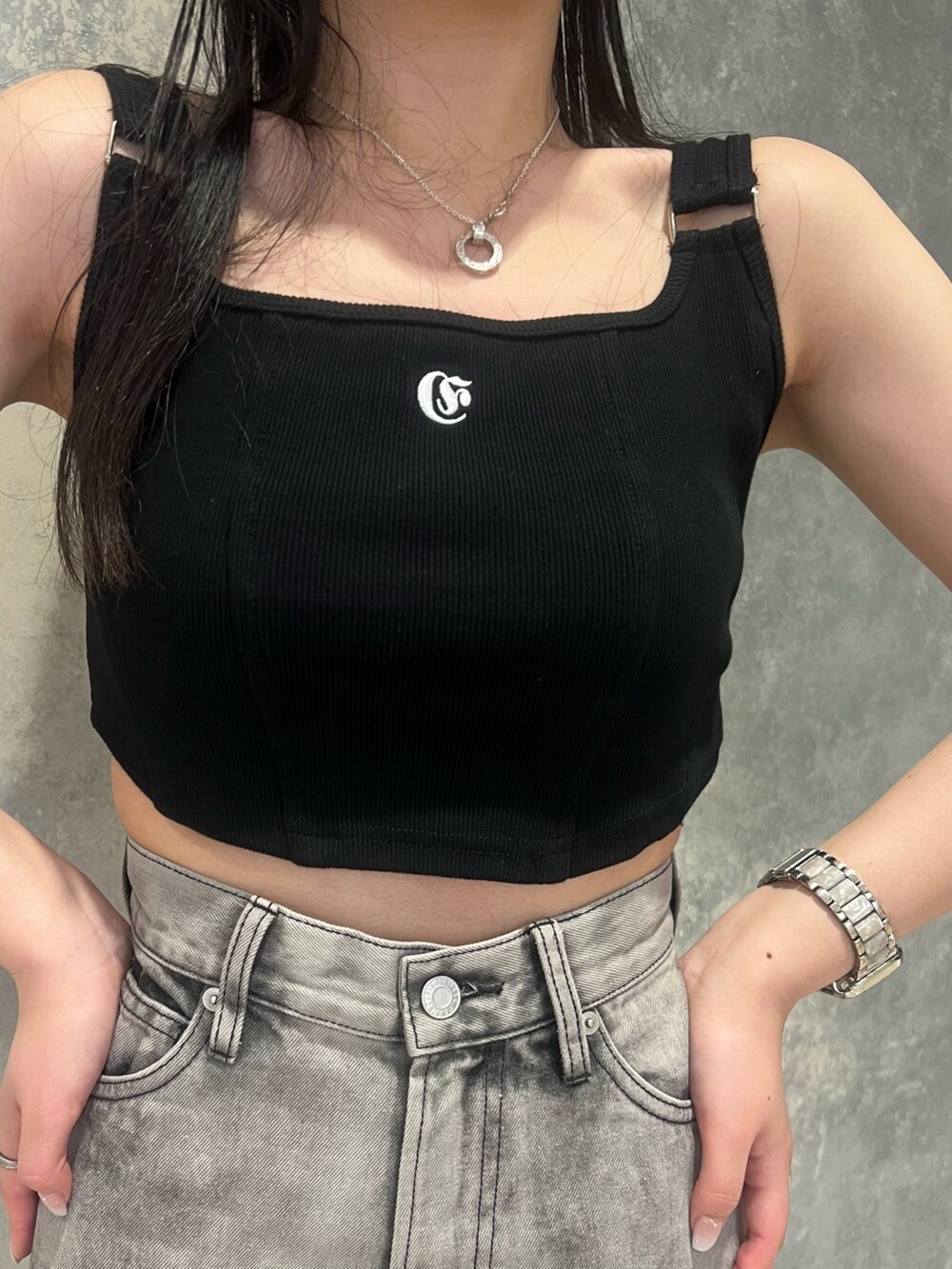 ブラック系のデニムパンツ、ブラック系のキャミソール、ブラック系のサンダルを着用したレディースの夏コーディネートの5枚目の写真