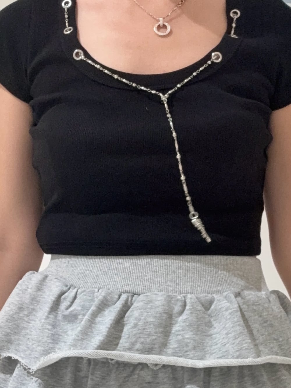 ブラック系のTシャツ/カットソー、ブルー系のデニムパンツ、ブラック系のサンダルを着用したレディースの春コーディネートの4枚目の写真