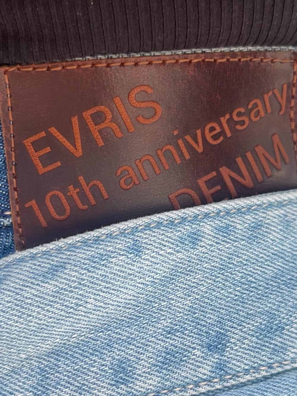 ブルー系のデニムパンツ、ブラック系のニット/セーター、ブラック系のサンダルを着用したレディースの夏コーディネートの6枚目の写真