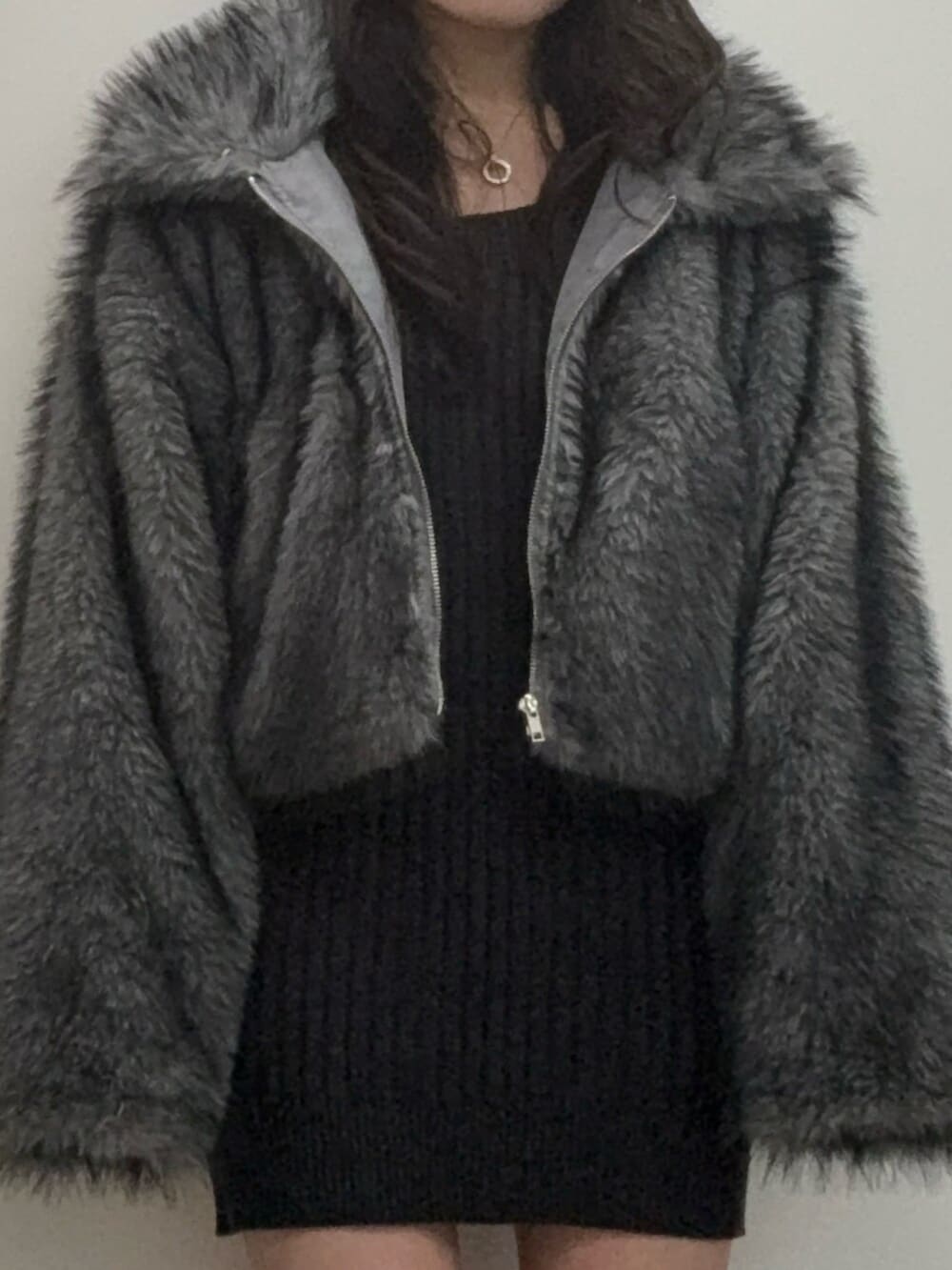 ブラック系のブーツ、ブラック系のワンピース、グレー系のブルゾンを着用したレディースの秋コーディネートの4枚目の写真