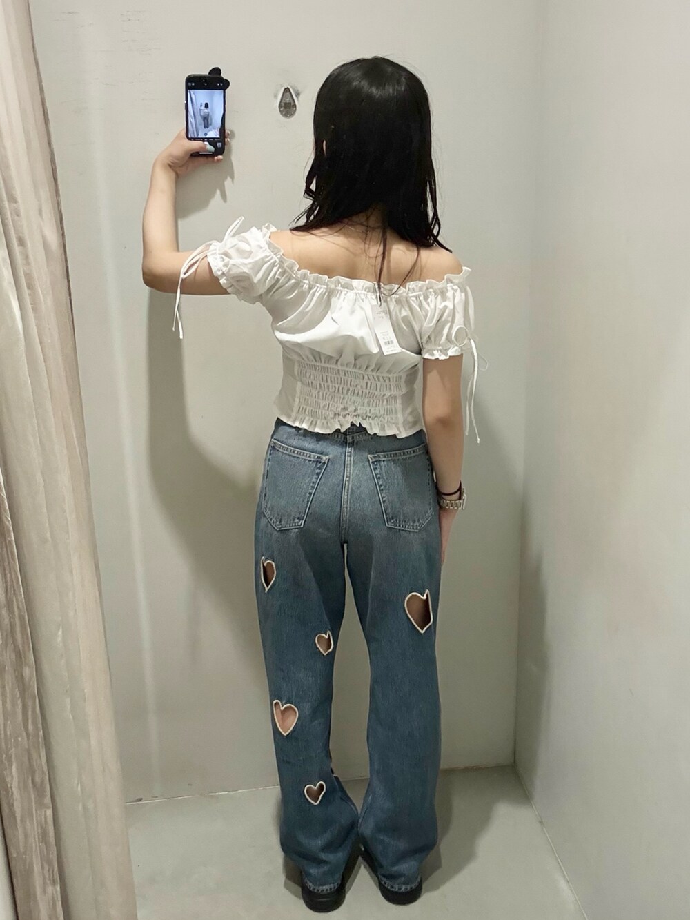 ホワイト系のシャツ/ブラウス、ブルー系のデニムパンツ、ブラック系のサンダルを着用したレディースの夏コーディネートの2枚目の写真