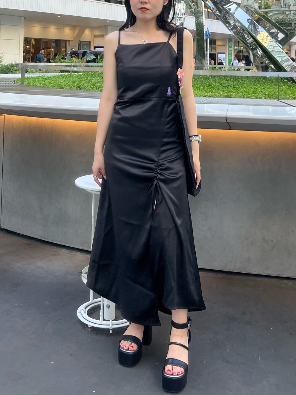 ブラック系のワンピース、ブラック系のトートバッグ、ブラック系のサンダルを着用したレディースの夏コーディネートの2枚目の写真