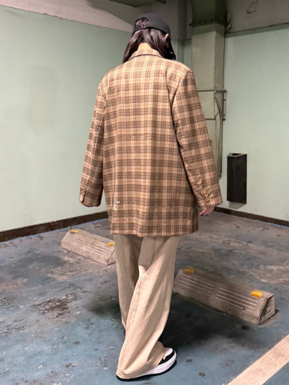 ブラウン系のテーラードジャケット、ベージュ系のデニムパンツ、グレー系のTシャツ/カットソーを着用したレディースの春コーディネートの3枚目の写真