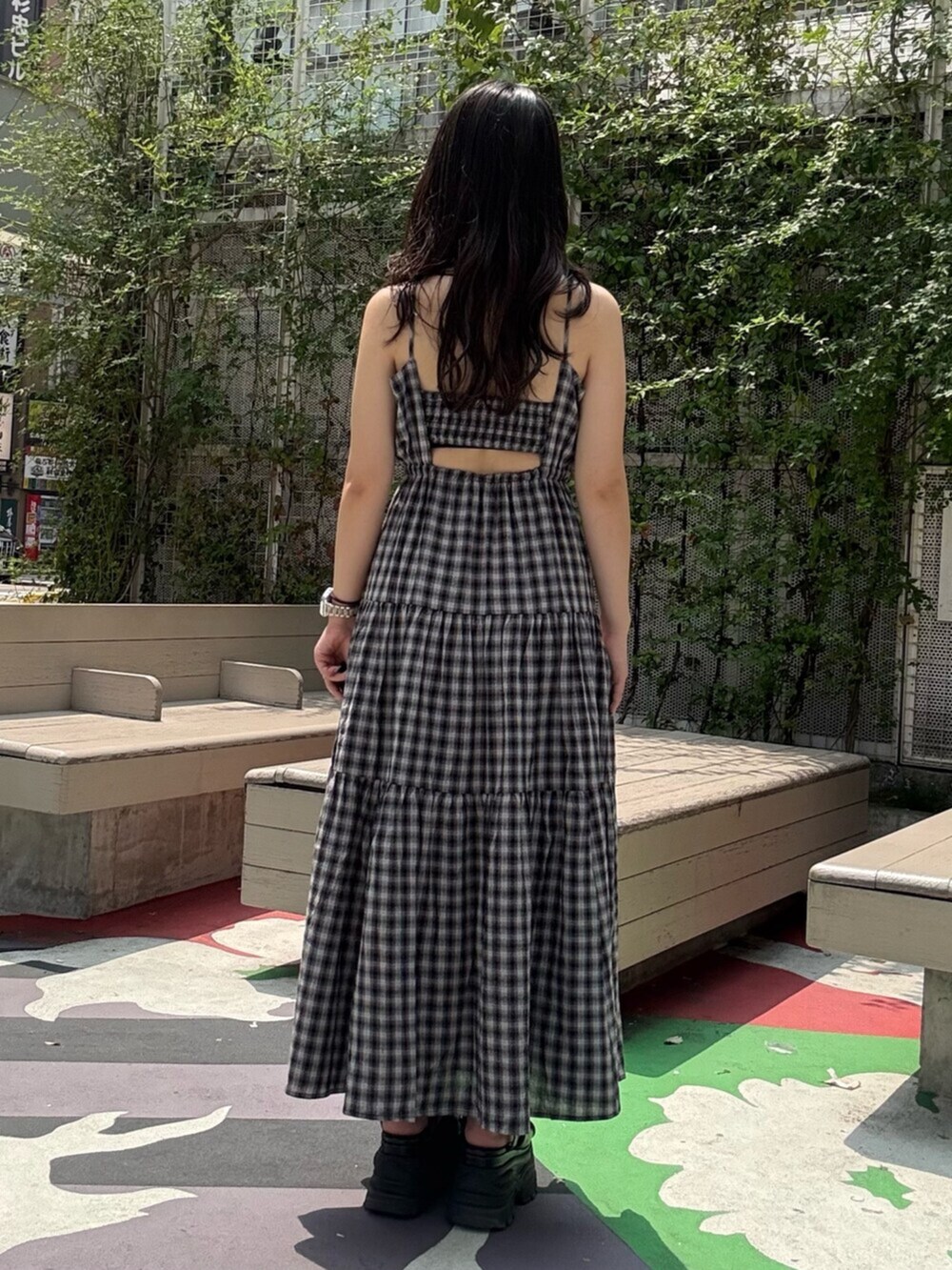 ブラウン系のサンダル、その他のワンピースを着用したレディースの夏コーディネートの3枚目の写真