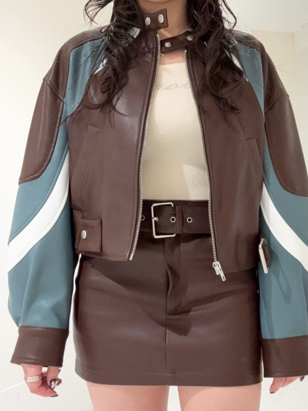 ブラック系のブーツ、ブラウン系のスカート、ブラウン系のブルゾンを着用したレディースの冬コーディネートの4枚目の写真