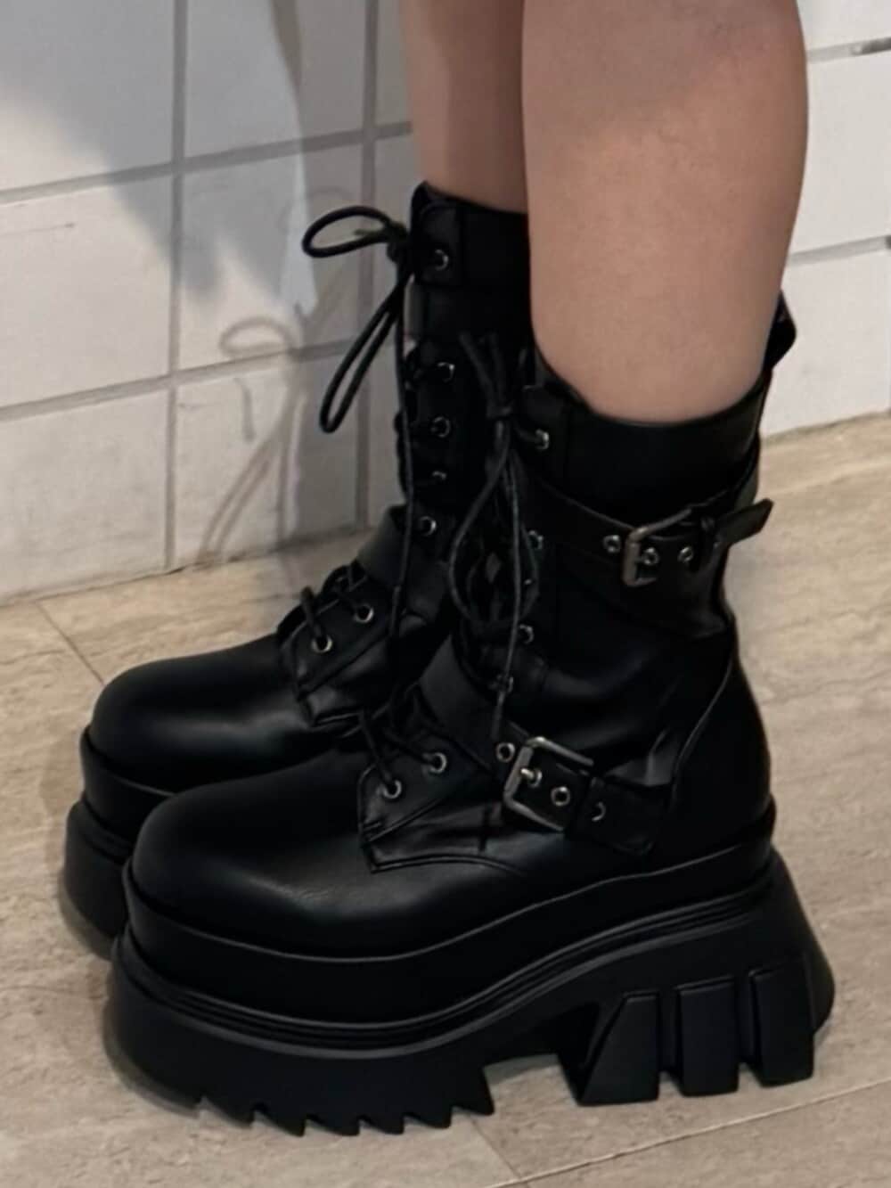 ブルー系のスカート、ブラック系のブーツ、グレー系のニット/セーターを着用したレディースの秋コーディネートの5枚目の写真