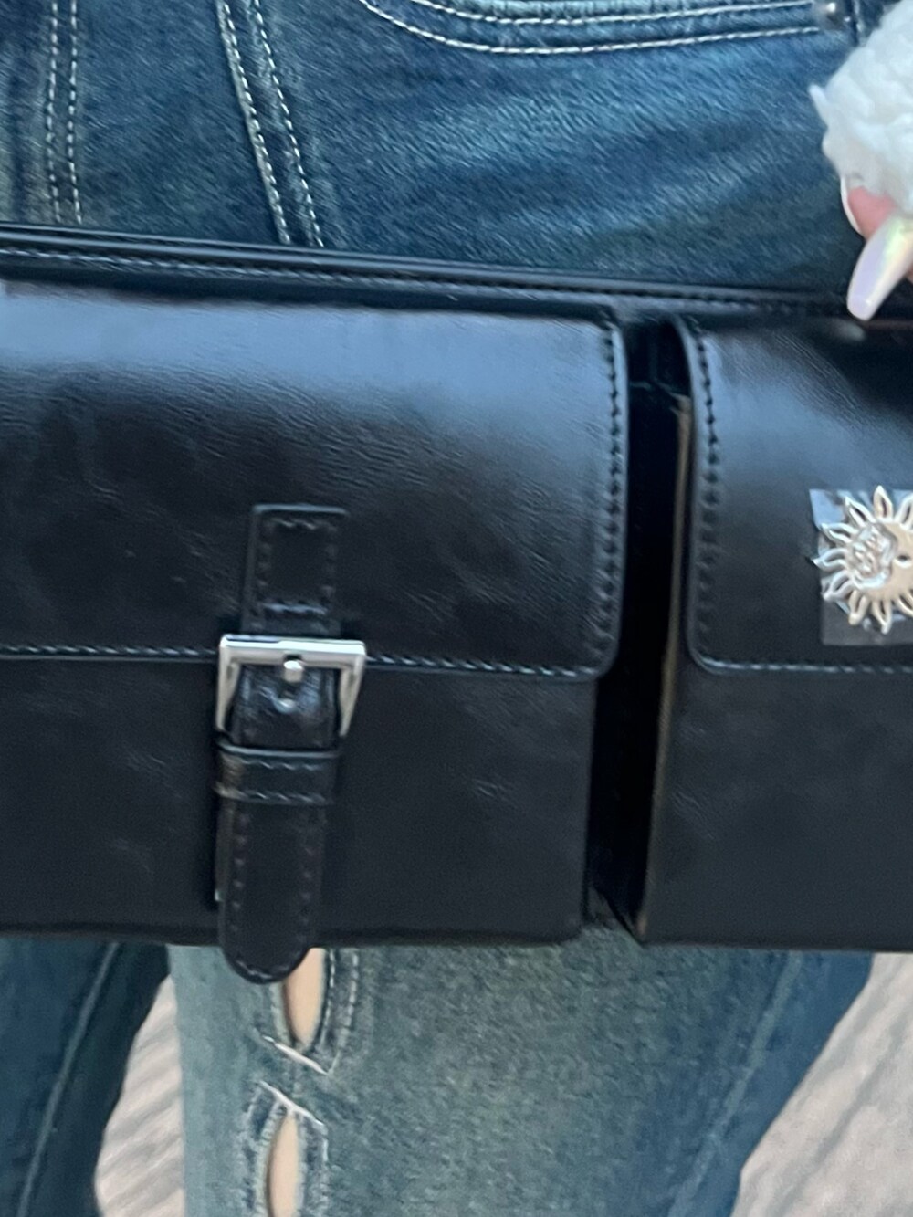 その他のムートンコート、ブルー系のデニムパンツ、ブラック系のショルダーバッグを着用したレディースの夏コーディネートの8枚目の写真