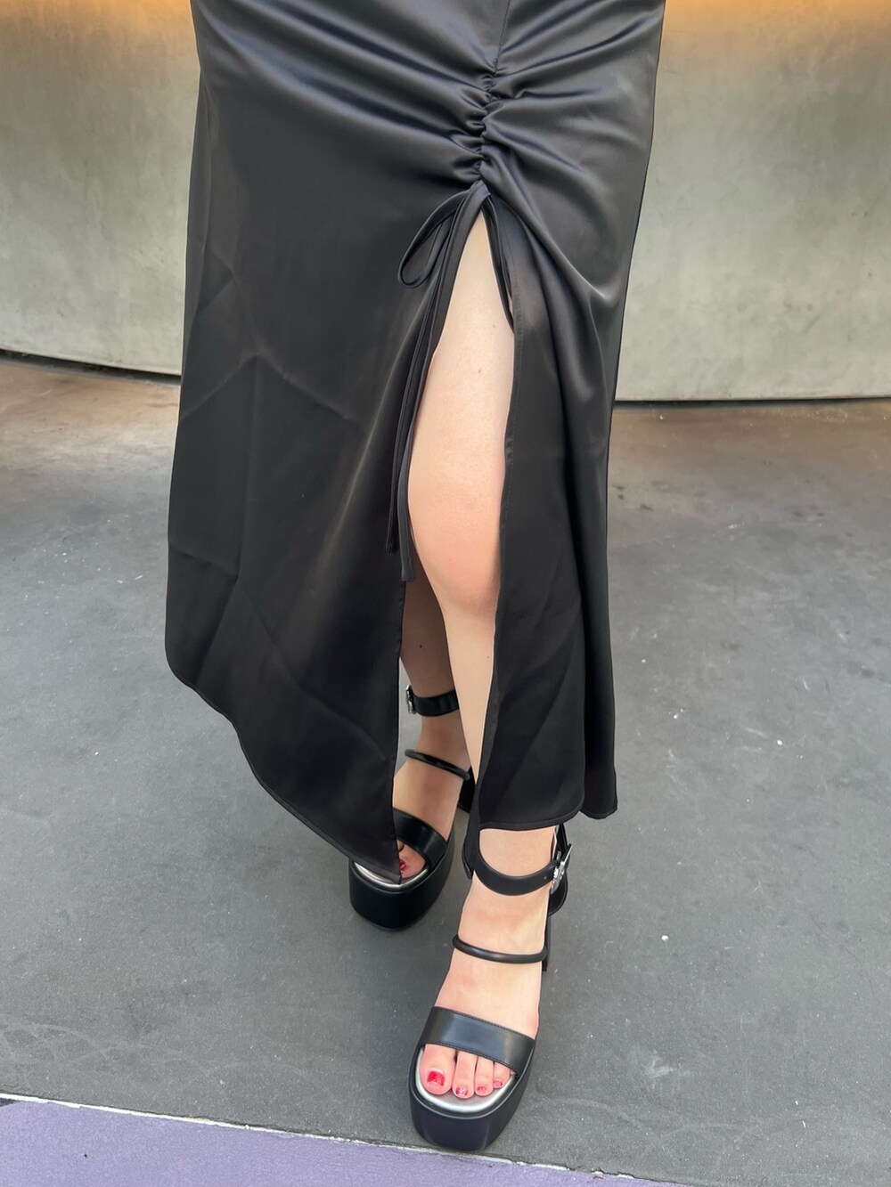 ブラック系のワンピース、ブラック系のトートバッグ、ブラック系のサンダルを着用したレディースの夏コーディネートの7枚目の写真