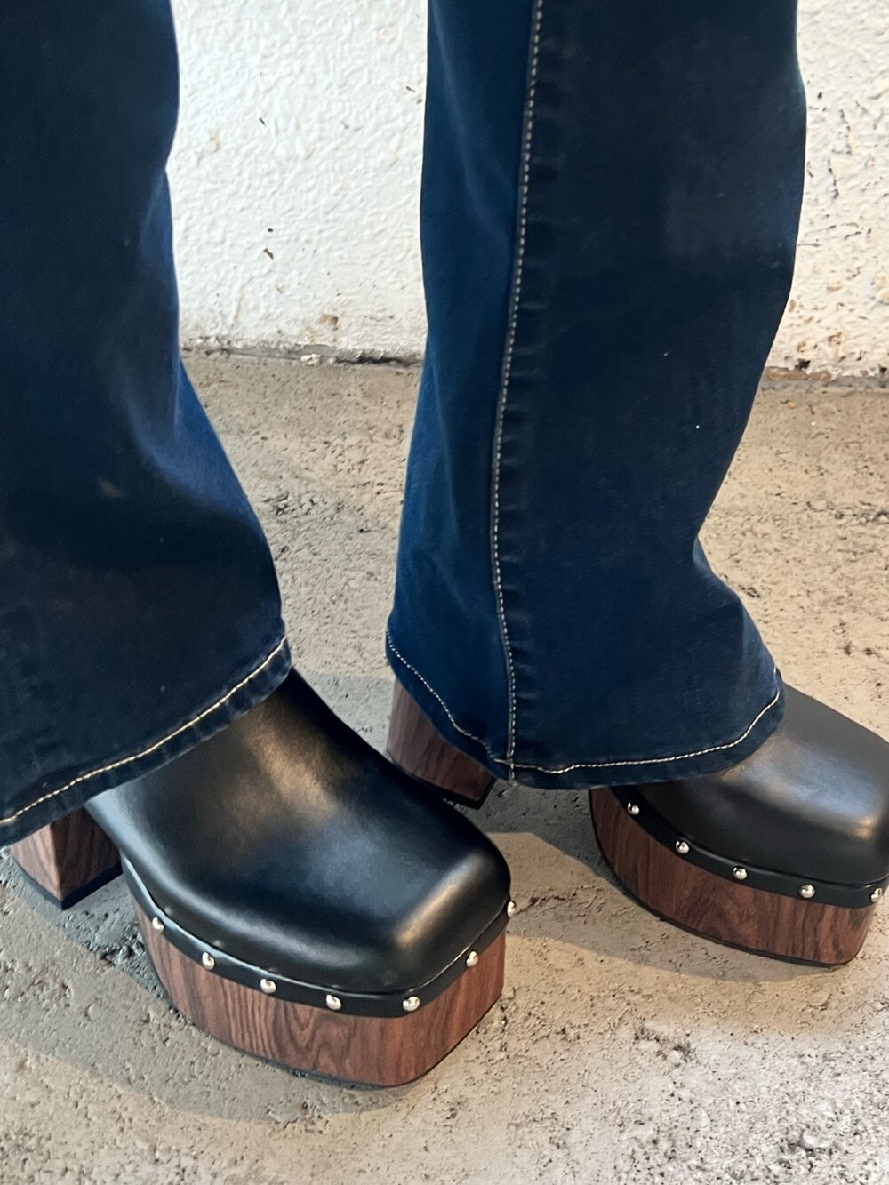 ブルー系のデニムパンツ、ブラック系のサンダル、ブラック系のハンドバッグを着用したレディースの春コーディネートの8枚目の写真