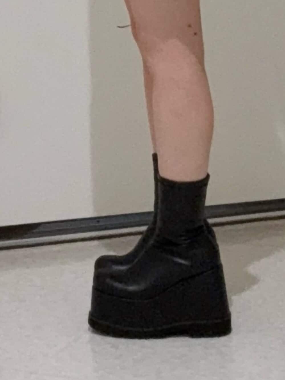 ブラック系のブーツ、その他のその他パンツ、ブラック系のスウェットを着用したレディースの春コーディネートの5枚目の写真