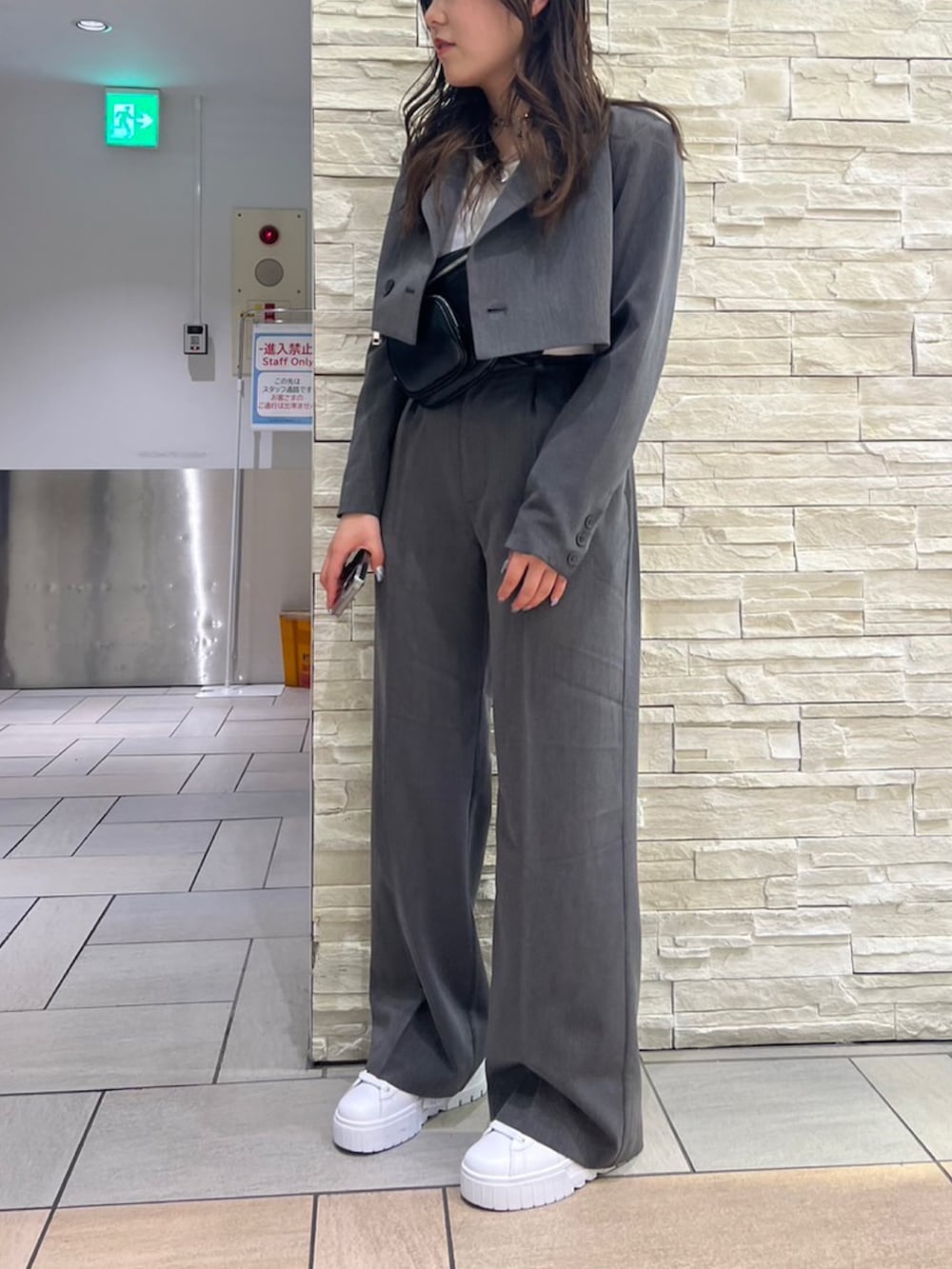 グレー系のその他パンツ、グレー系のテーラードジャケット、ホワイト系のTシャツ/カットソーを着用したレディースの春コーディネートの3枚目の写真