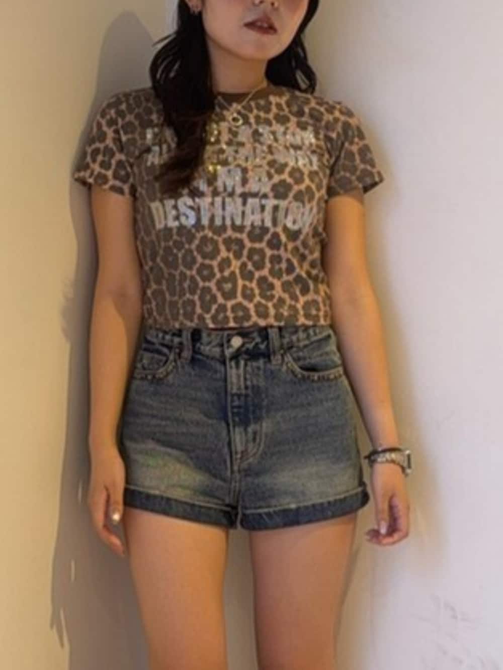 ブルー系のその他パンツ、ブラック系のブーツ、その他のTシャツ/カットソーを着用したレディースの夏コーディネートの4枚目の写真