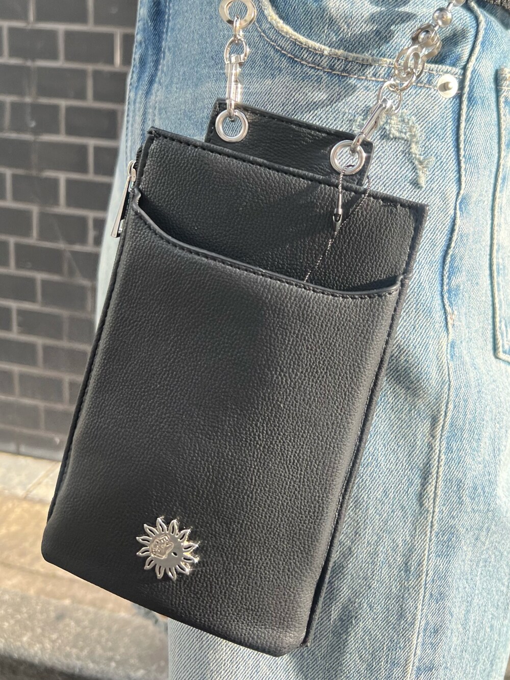 ブルー系のデニムパンツ、ブラック系のニット/セーター、ブラック系のサンダルを着用したレディースの春コーディネートの8枚目の写真