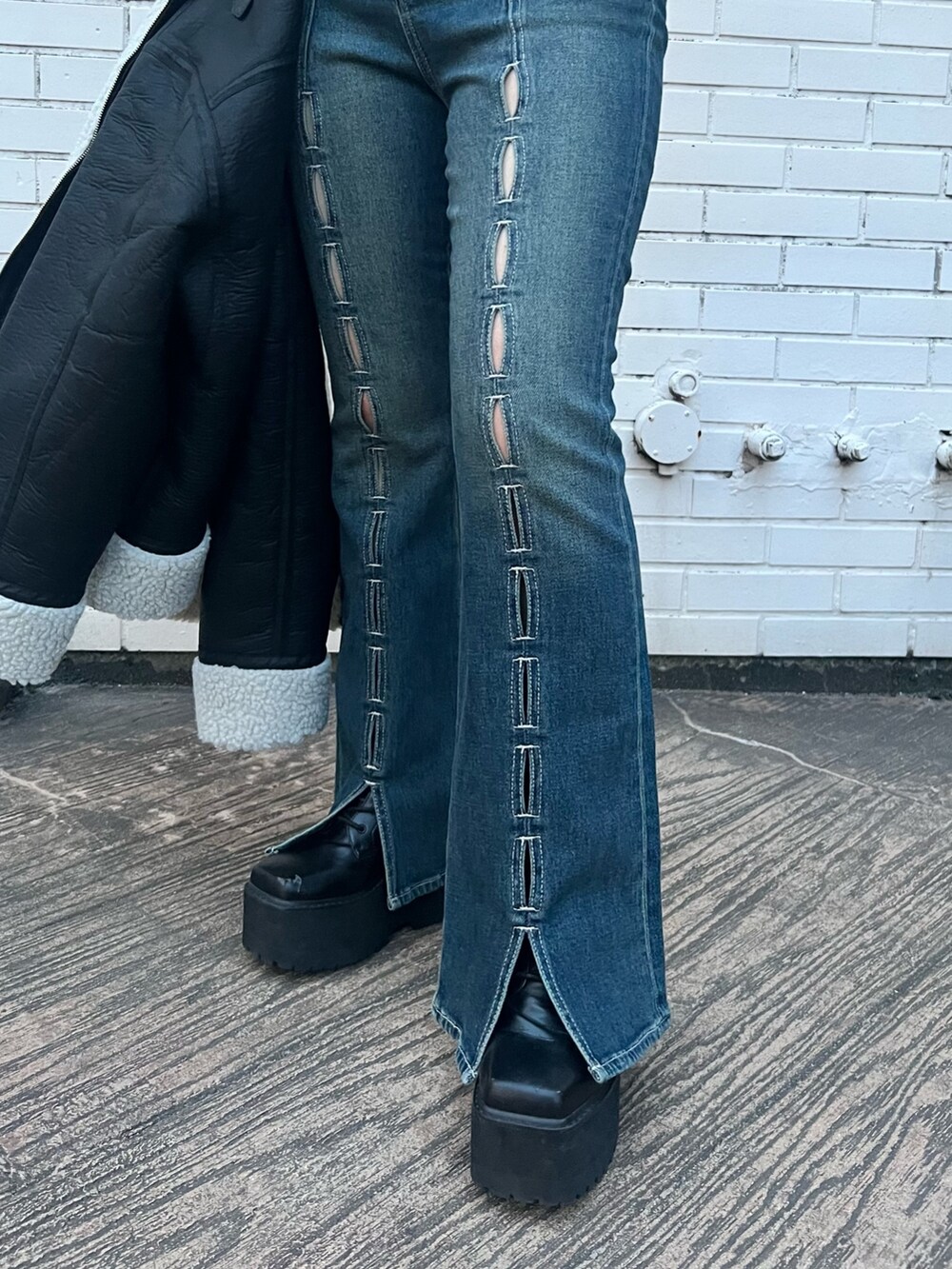 その他のムートンコート、ブルー系のデニムパンツ、ブラック系のショルダーバッグを着用したレディースの夏コーディネートの7枚目の写真