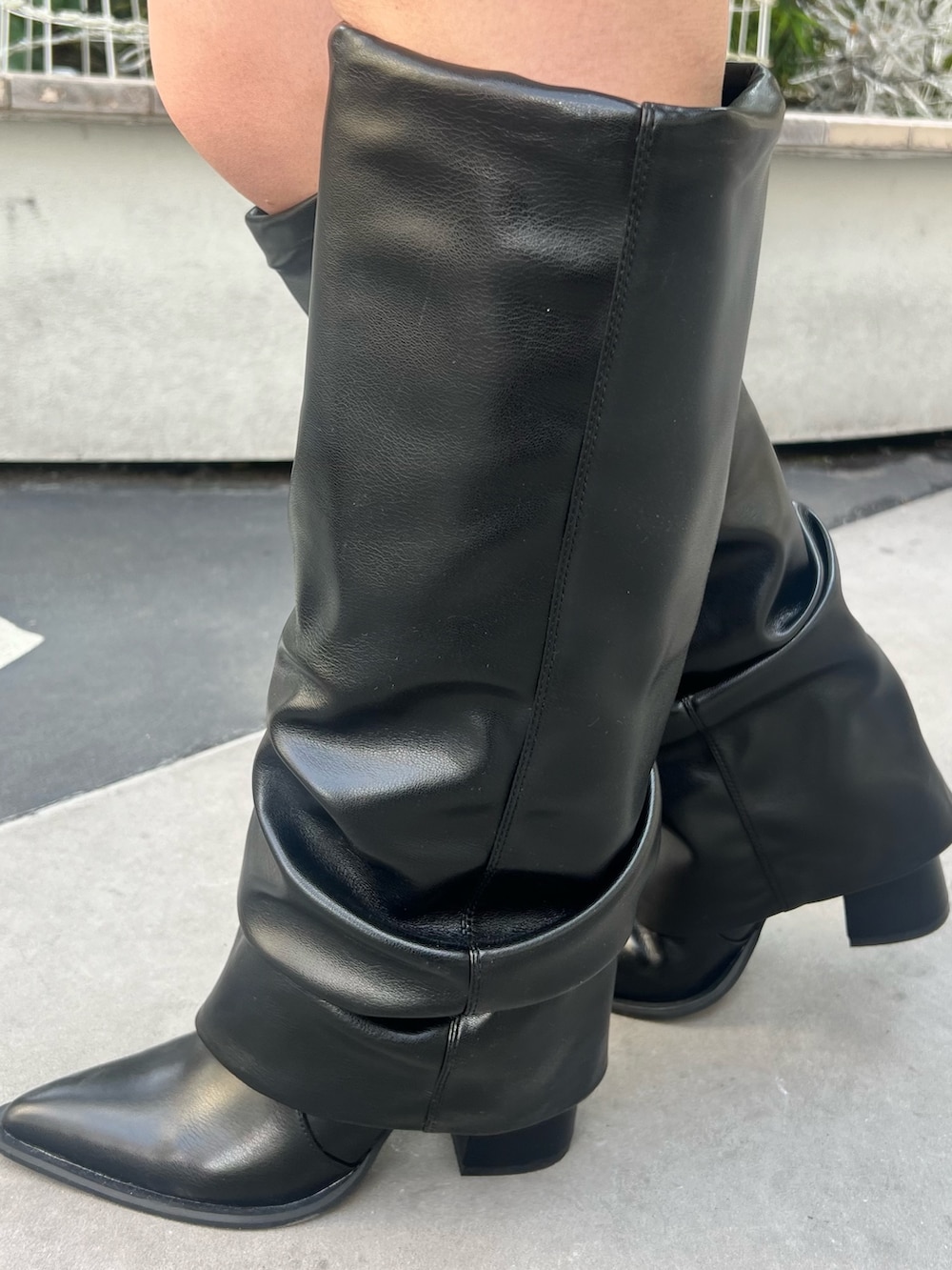 ホワイト系のナイロンジャケット、シルバー系のボディバッグ/ウエストポーチ、ブラック系のブーツを着用したレディースの冬コーディネートの8枚目の写真