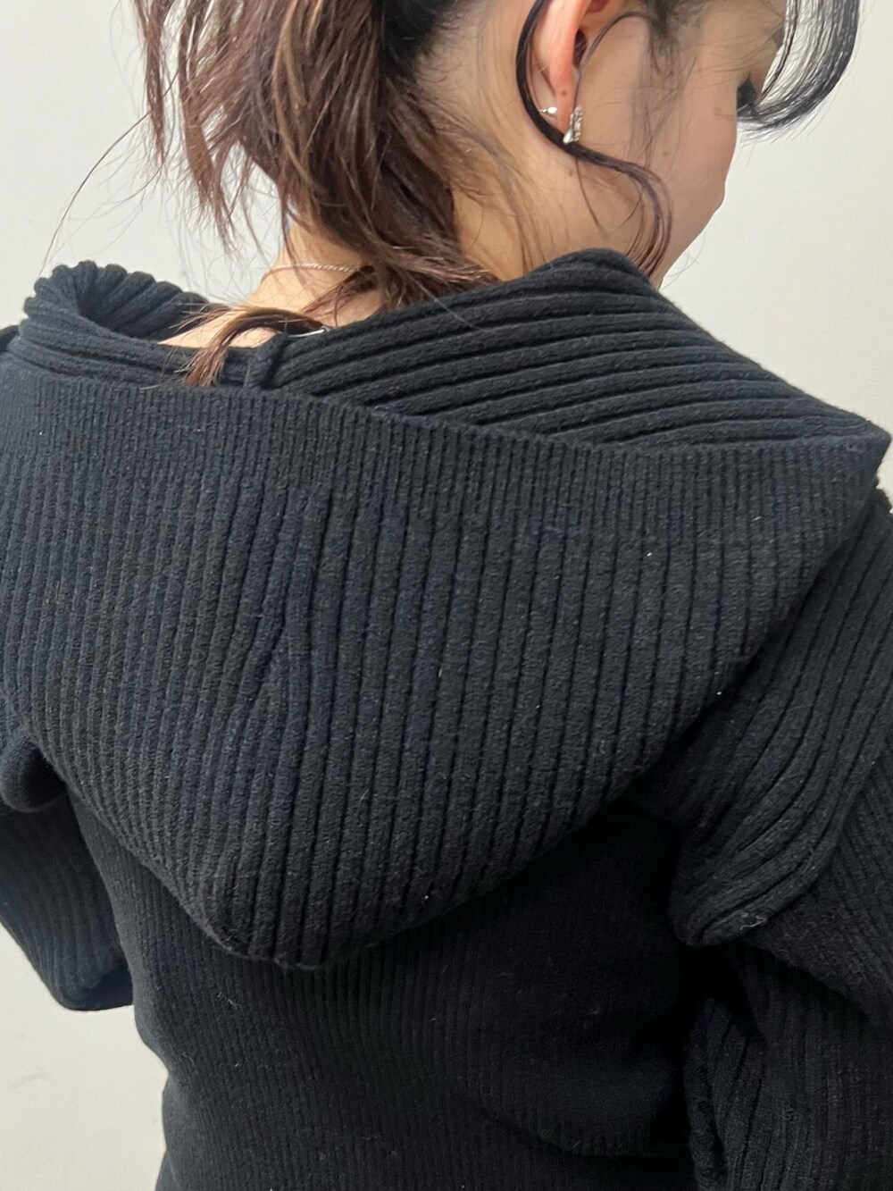 ブラック系のワンピース、ブラック系のブーツを着用したレディースの冬コーディネートの7枚目の写真