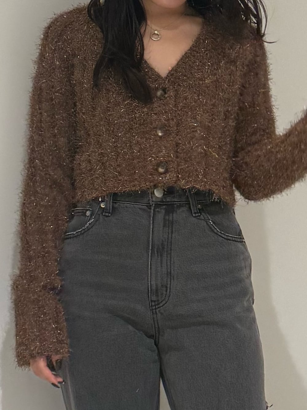 ブラック系のデニムパンツ、ブラウン系のカーディガン/ボレロを着用したレディースの秋コーディネートの5枚目の写真