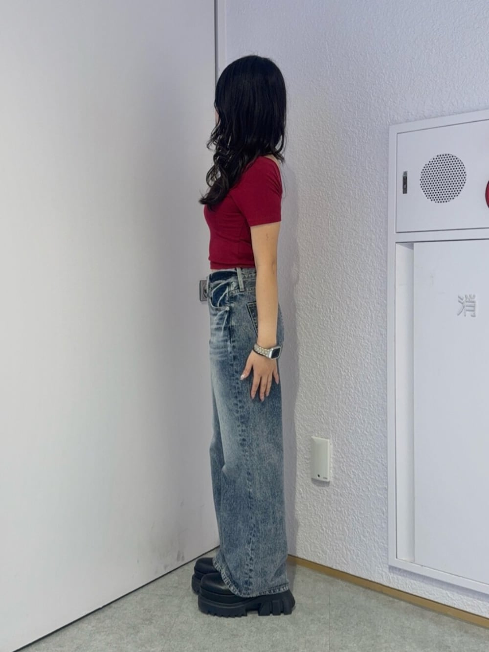 ブラック系のブーツ、ブルー系のデニムパンツ、レッド系のTシャツ/カットソーを着用したレディースの夏コーディネートの2枚目の写真