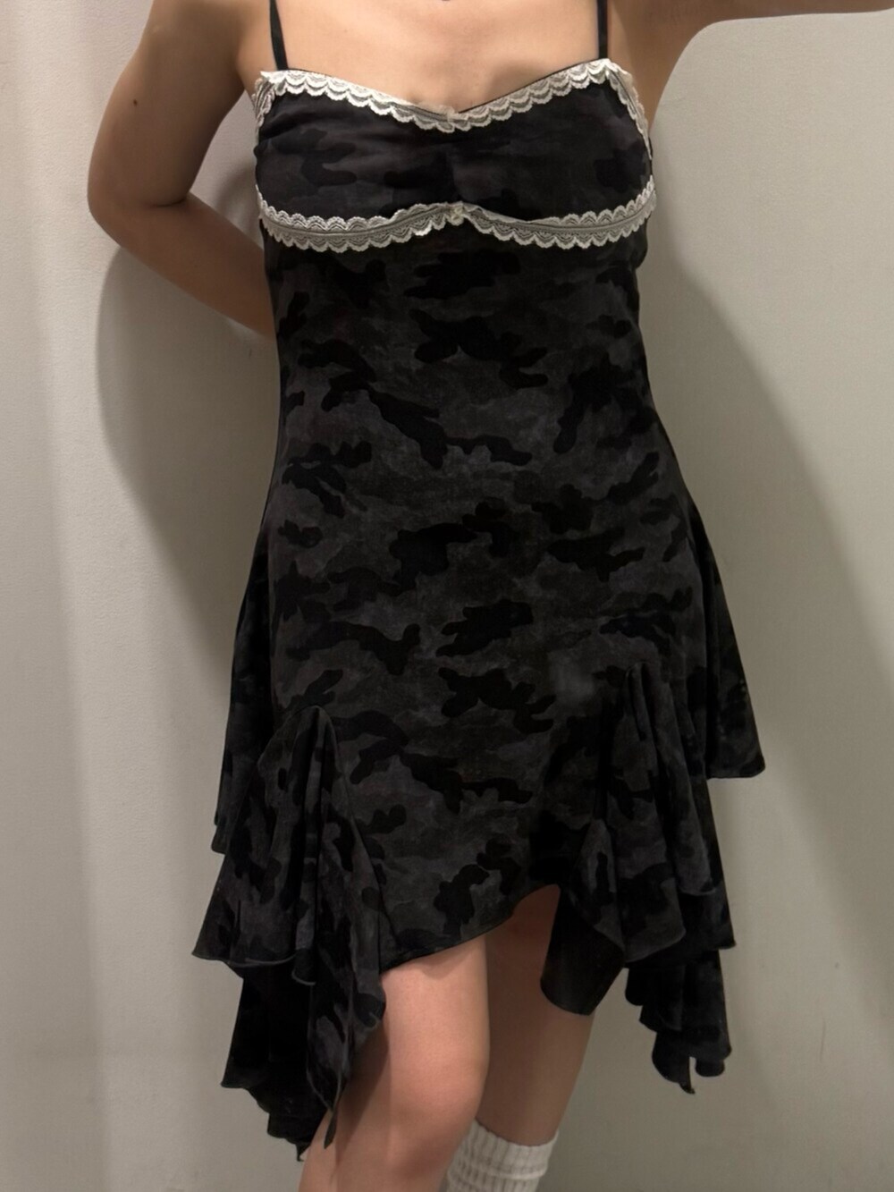 ブラウン系のサンダル、ブラック系のワンピースを着用したレディースの夏コーディネートの4枚目の写真