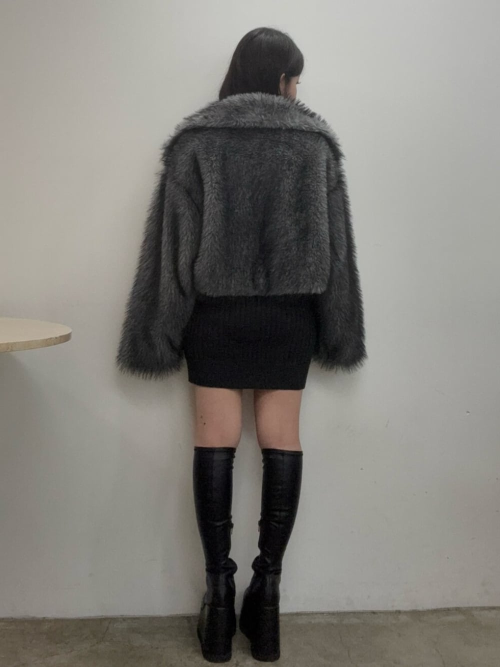 ブラック系のブーツ、ブラック系のワンピース、グレー系のブルゾンを着用したレディースの秋コーディネートの3枚目の写真