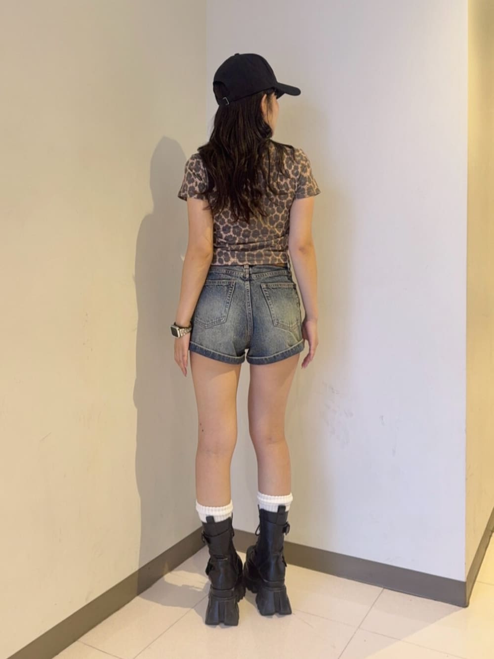 ブルー系のその他パンツ、ブラック系のブーツ、その他のTシャツ/カットソーを着用したレディースの夏コーディネートの3枚目の写真