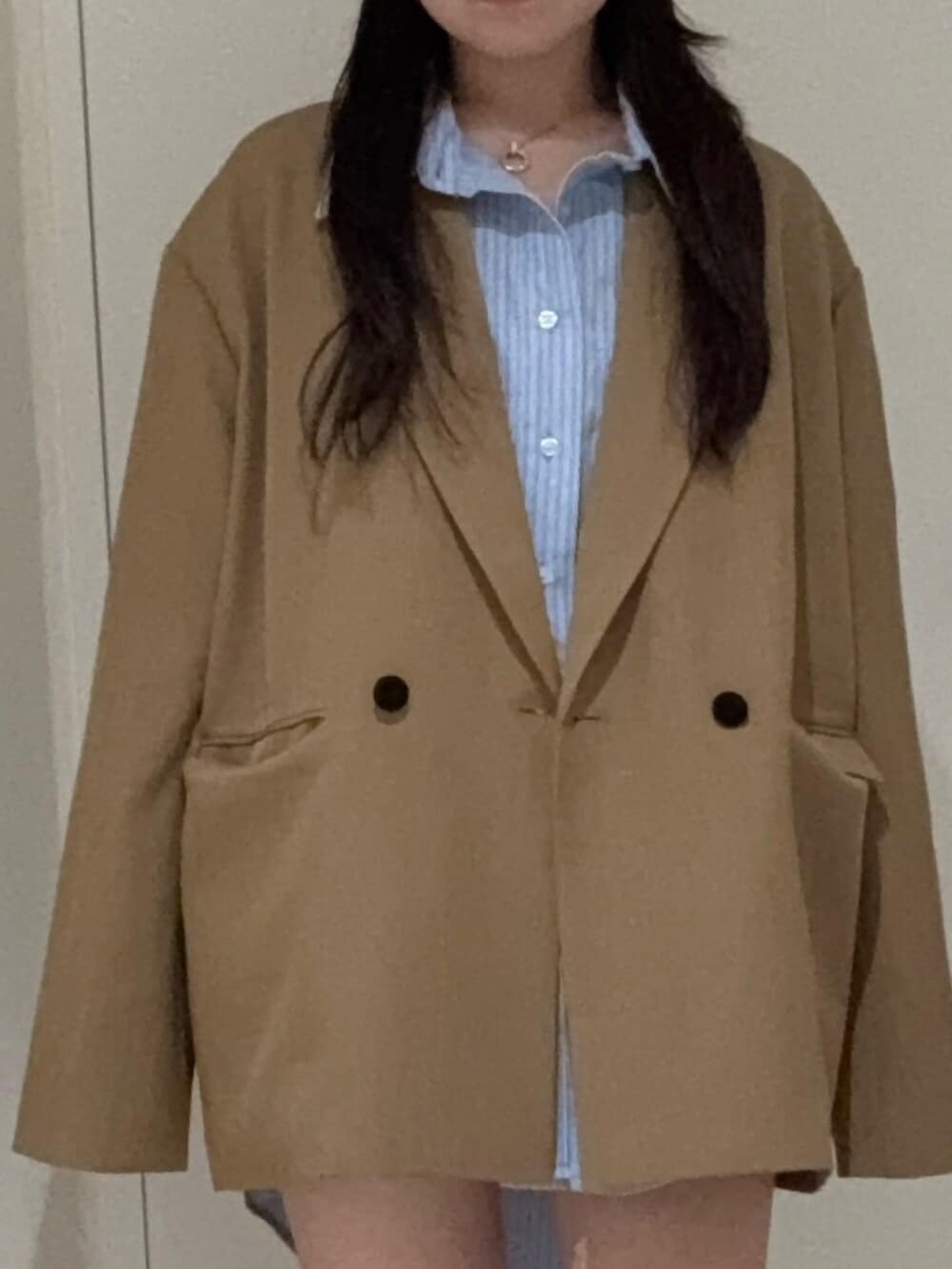 ブラック系のブーツ、ブラウン系のテーラードジャケット、ブルー系のシャツ/ブラウスを着用したレディースの春コーディネートの5枚目の写真