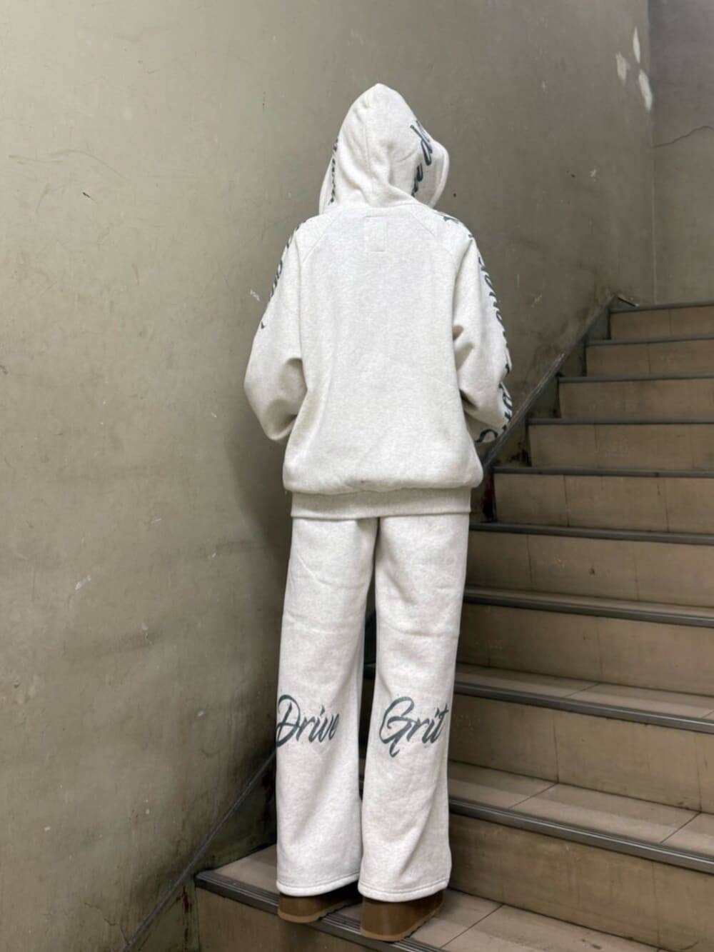 ベージュ系のスリッポン、グレー系のパーカー、グレー系のパーカーを着用したレディースの秋コーディネートの4枚目の写真