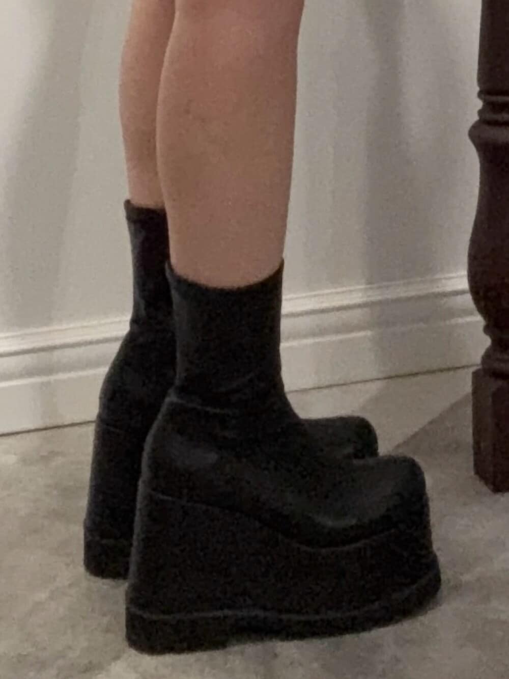 ブラック系のブーツ、ブラウン系のテーラードジャケット、ブルー系のシャツ/ブラウスを着用したレディースの春コーディネートの4枚目の写真