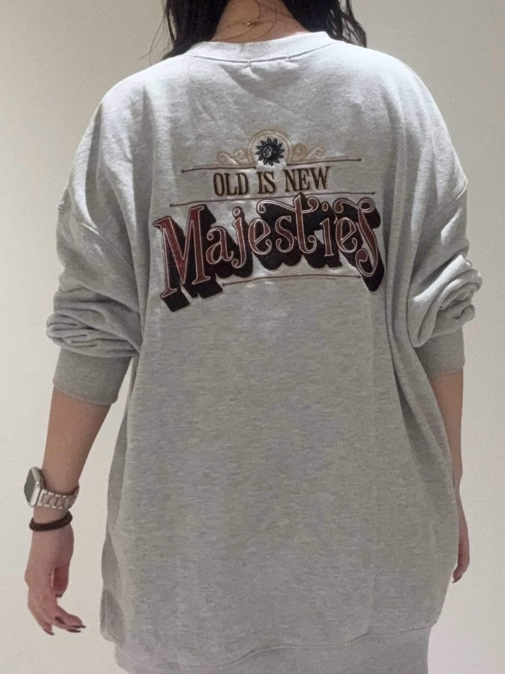 グレー系のスウェット、ブラック系のブーツを着用したレディースの秋コーディネートの4枚目の写真