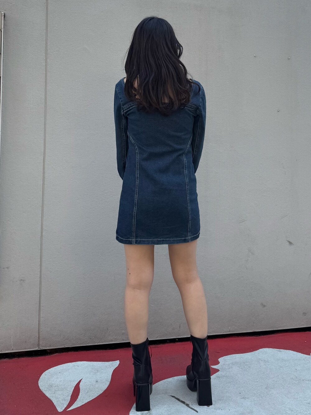 ブルー系のワンピース、ブラック系のブーツを着用したレディースの冬コーディネートの3枚目の写真