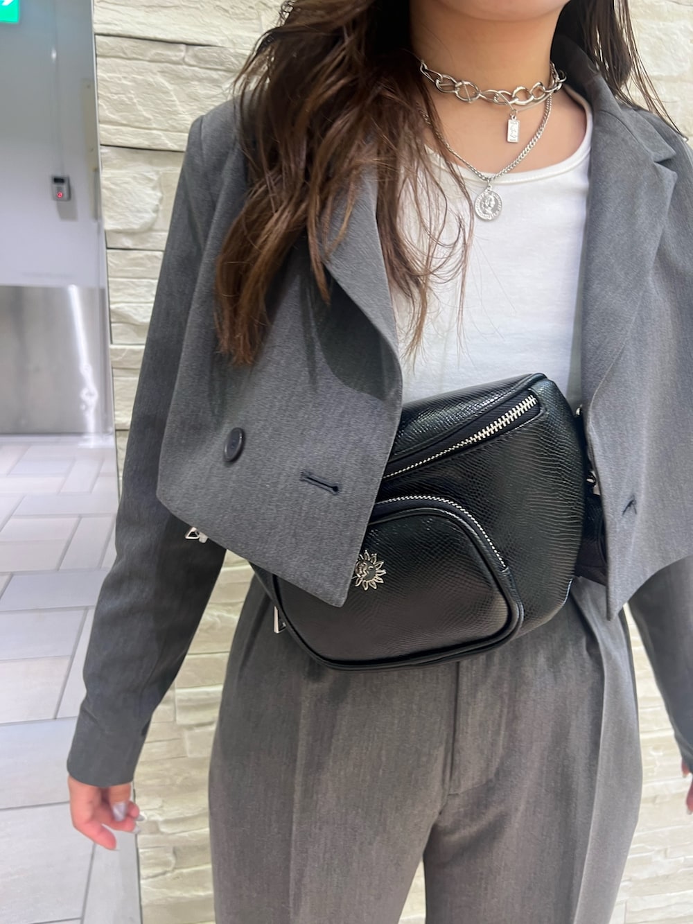 グレー系のその他パンツ、グレー系のテーラードジャケット、ホワイト系のTシャツ/カットソーを着用したレディースの春コーディネートの6枚目の写真